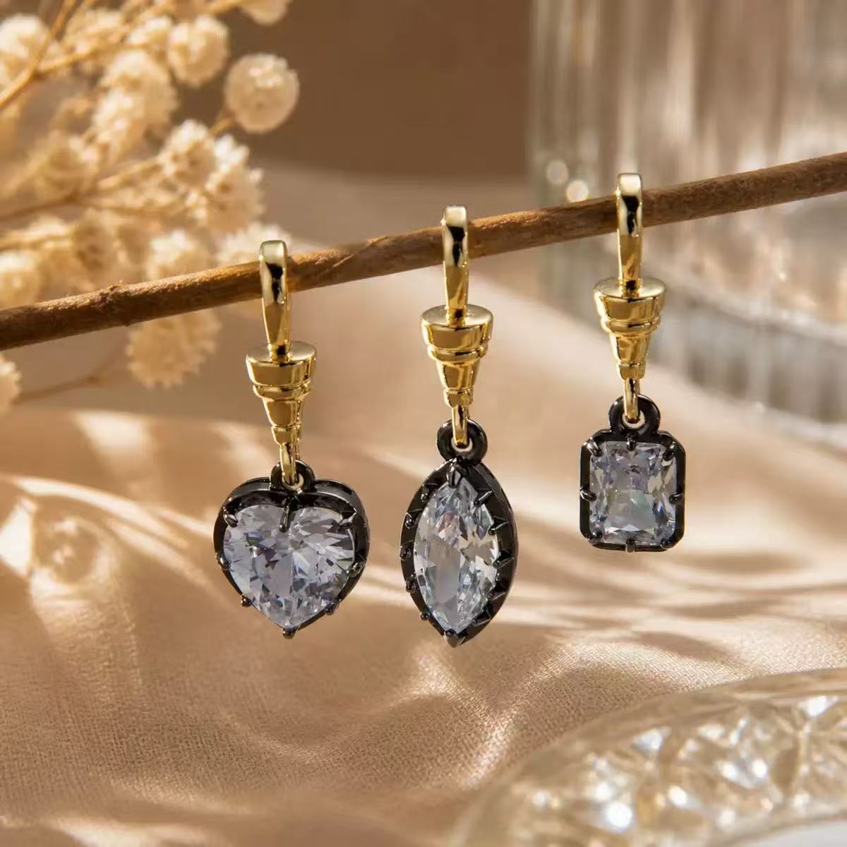 Selected heart, oval and rectangular pendant references with visible gold-tone clasps and dark surrounds